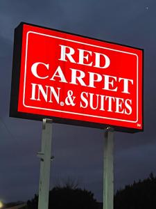Wrightstown莱茨敦红毯套房酒店的红地毯旅馆和套房在柱子上标有标志