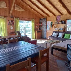 库雷尼佩EKILIBRE Surf Eco Hostal的客厅配有一张大木桌和一张沙发。
