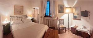 蒙塔尔奇诺Guesthouse da Idolina dal 1946的一间卧室设有一张大床和一个窗户。