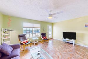 巴拿马城海滩Wendwood Condominiums F2的带沙发和平面电视的客厅