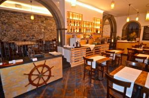 蒙特罗索阿尔马雷玛瑞娜酒店的一间地面带桌椅和轮子的餐厅