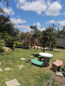 ParaísoFinca pedacito de cielo的庭院内的野餐桌和游乐场