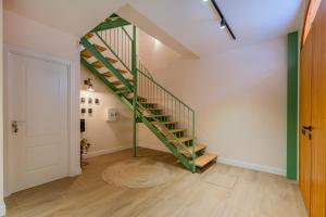 坎布里尔斯Vestal Suites Domo的走廊上,有绿色的楼梯,位于房子里