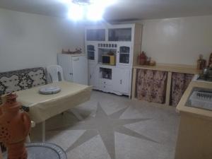 米德勒特شقة المنظر الجميل的厨房配有桌子和地板上的星星