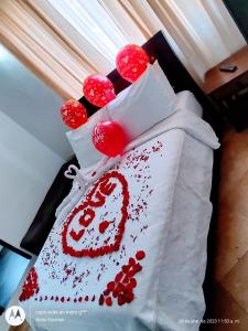 莱瓦镇casa Hotel la Tranquera的床上的蛋糕,有红色的装饰