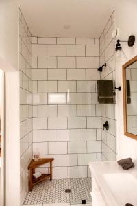 尤克卢利特Drift West Coast Getaway的浴室设有白色瓷砖淋浴和水槽