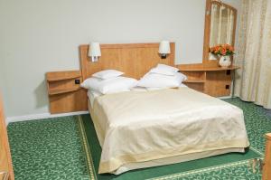 比斯特里察Pensiunea Terra的卧室配有带白色枕头的大床