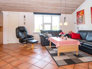 Nørby8 person holiday home in Ringk bing的客厅配有黑色皮革家具和桌子
