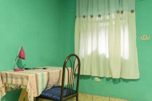 圣胡安拉拉古纳Posada Woochooch的窗户房间里一张桌子和一把椅子