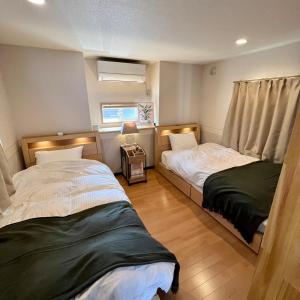 冰见市オーシャンリゾートshimaoドリームbeach的一间卧室设有两张床和窗户。