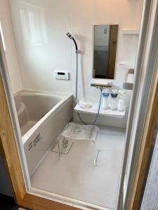 冰见市オーシャンリゾートshimaoドリームbeach的带浴缸、水槽和镜子的浴室