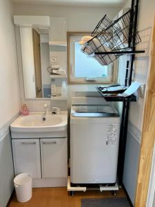 冰见市オーシャンリゾートshimaoドリームbeach的一间带水槽和镜子的小浴室