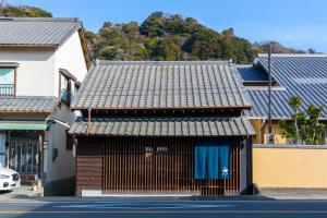 静冈Machihaku 456的街道上一座金属屋顶建筑