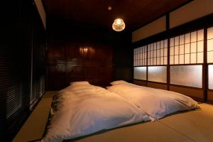 静冈Machihaku 456的卧室配有2个白色枕头