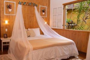 特雷索波利斯锡蒂乌波伊西亚旅馆的一间卧室配有一张带蚊帐的床