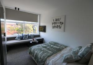 悉尼Beach Road Hotel的一间卧室设有一张床和一个窗口