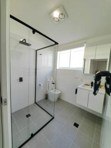 雷德克利夫Lovely Hidden Gem in Redcliffe的一间带玻璃淋浴和卫生间的浴室