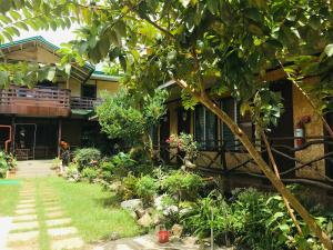 公主港Pinaluyan Guest House的前面有花园的房子