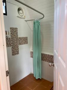 Amphoe Sawang Daen DinANGEL RESORT i的浴室内设有带绿色淋浴帘的淋浴
