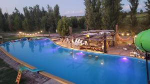 Rancul马穆尔马普酒店的大型游泳池的顶部景色