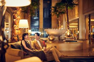 神户神户美利坚公园东方大酒店的两个女人坐在大厅的沙发上