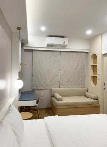 帕卡农区Moon House BKK Room 3B的一间卧室配有床、沙发和暖气