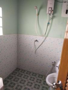 涛岛塔诺特贝家庭度假酒店的带淋浴和卫生间的浴室