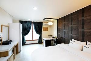 全州市怀特旅行酒店的酒店客房配有两张床和一张书桌