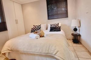 Bothaʼs HillHerbie's Hideout: 1 Bed Cottage W/ View and Pool的一间卧室配有一张带两个枕头的床