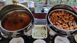 达博利Cocorico Beach Resort的炉子上两罐食物,带食物