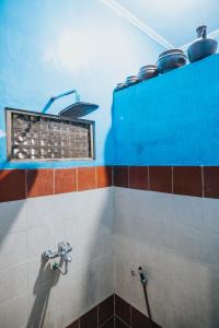外南梦Agus Hidden Homestay - Banjar Sweet Village的浴室的角落,有窗户和锅
