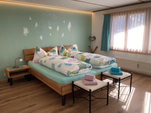 阿德尔博登阿洛亚木屋的客房设有一张沙发和一张带枕头的床。