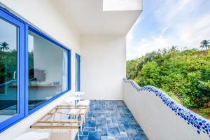 小琉球岛白灯楼旅宿的客房设有海景阳台。