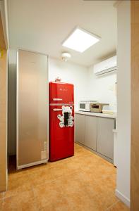木浦市Geonmaek Stay的厨房里设有红色冰箱,