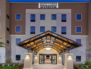 亨博尔Staybridge Suites - Houston IAH Airport East, an IHG Hotel的进入酒店的 ⁇ 染