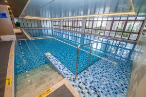 三亚三亚海棠湾美亚四季度假酒店的大楼内的大型游泳池