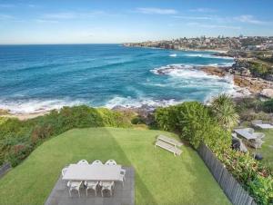 悉尼Oceanfront Tamarama Apartment: Best View in Sydney的从房子的后院可欣赏到海景