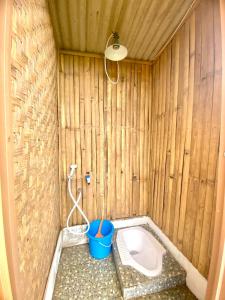 希维德Saung Arjuna Syandana Resort的木墙浴室设有卫生间