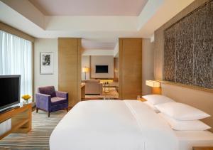 重庆重庆富力凯悦酒店的酒店客房设有一张大床和一间客厅。