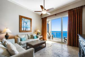 纳瓦拉Caribbean Resort 1802的带沙发和吊扇的客厅