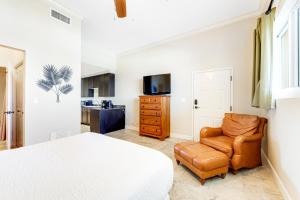 纳瓦拉Caribbean Resort 1802的一间卧室配有一张床和一把椅子