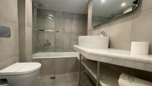 帕特雷亚特兰大酒店的浴室配有盥洗盆、卫生间和浴缸。