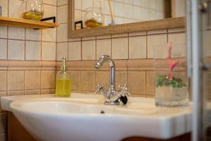 休达德亚Arbocers的浴室设有水槽和玻璃