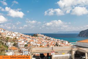 斯科派洛斯Fasolaki, Skopelos Town的享有城镇和大海的景色
