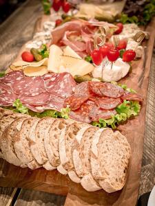 MontlaurVins de Dagne的一张桌子,上面放着不同种类的肉和奶酪
