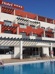 维拉Hotel Adaria Vera的前面有一个游泳池的酒店