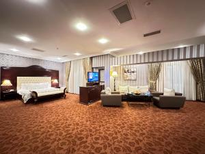 巴库Modern Hotel的大型酒店客房设有床和电视。