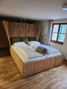 索梅劳森Hotel & Restaurant Sonnenhöfle的卧室内的一张带木制床头板的大床