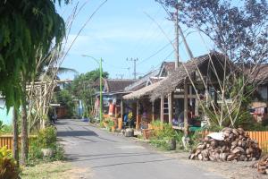 外南梦Agus Hidden Homestay - Banjar Sweet Village的村里街道上有很多建筑