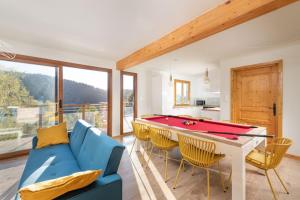 Ban-sur-Meurthe-ClefcyLe Cerf, chalet cocooning avec piscine et billard的客厅配有蓝色的沙发和台球桌